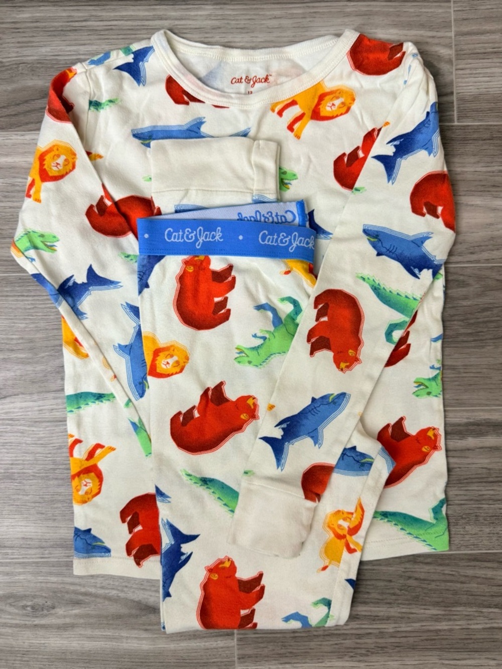 Cat & Jack Cream Animal Print Kids Pajama Set - Lions, Bears, Sharks - Picture 4 of 5